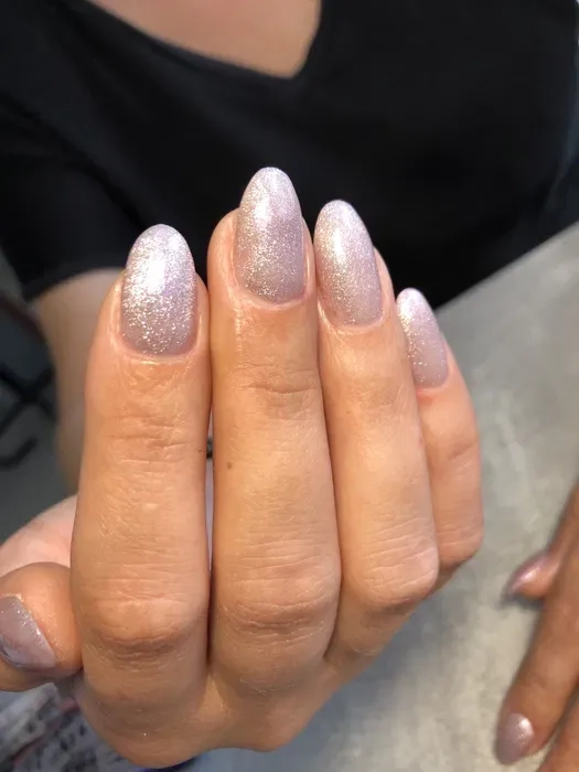 Доглянуті руки та стильні нігті з професійним нарощуванням