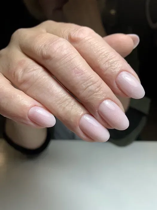 Доглянуті руки та стильні нігті з професійним нарощуванням