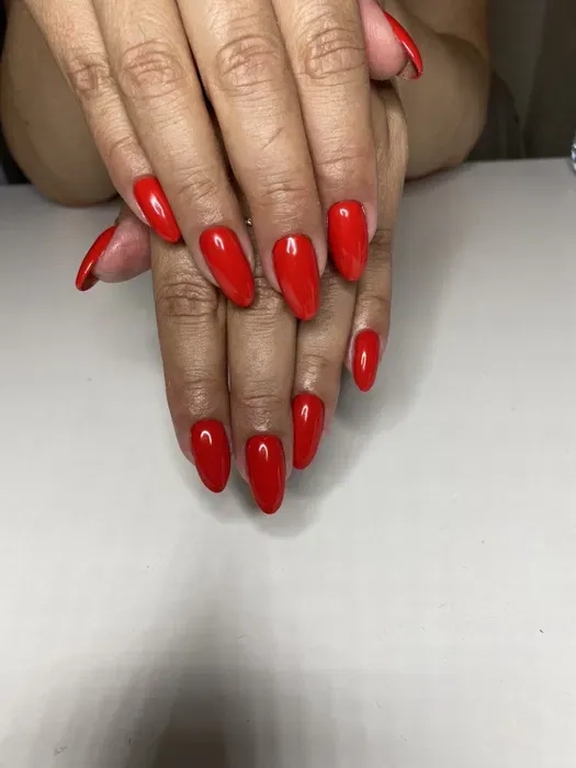 Доглянуті руки та стильні нігті з професійним нарощуванням