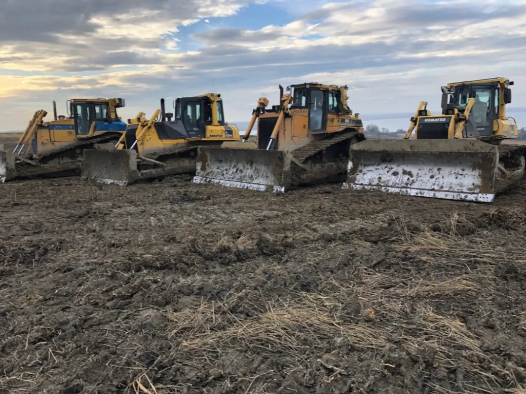 Берегоукріплення бульдозером і екскаватором