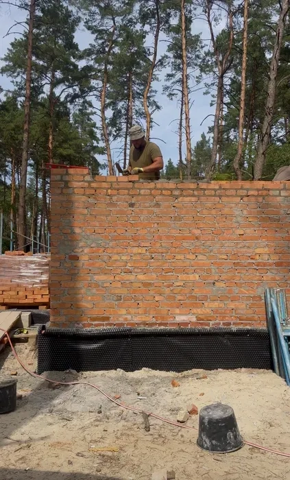 Мурування цегли. Бригада будівельників. Будівництво будинків.