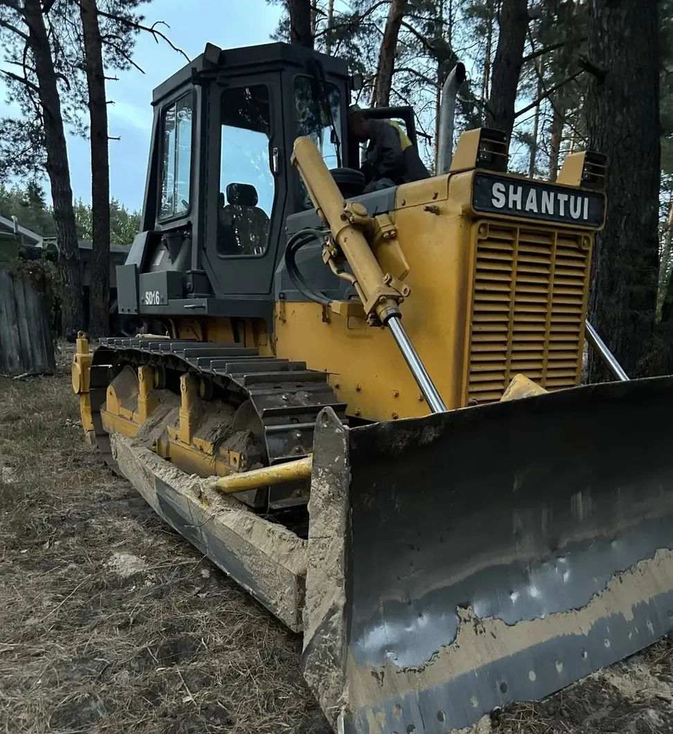 Бульдозер Shantui SD16 з оператором