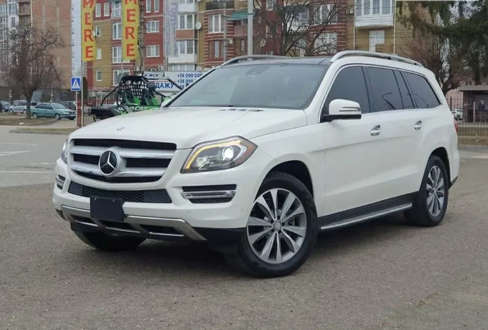 Водій на власному автомобілі Mercedes GL.