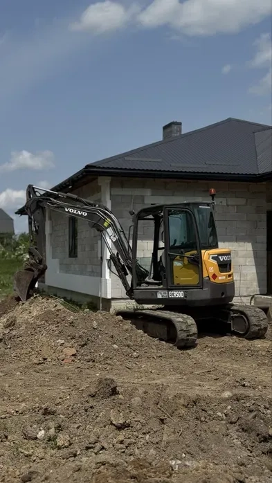 Послуги міні-екскаватора, самохідного бетонозмішувача, евакуатора