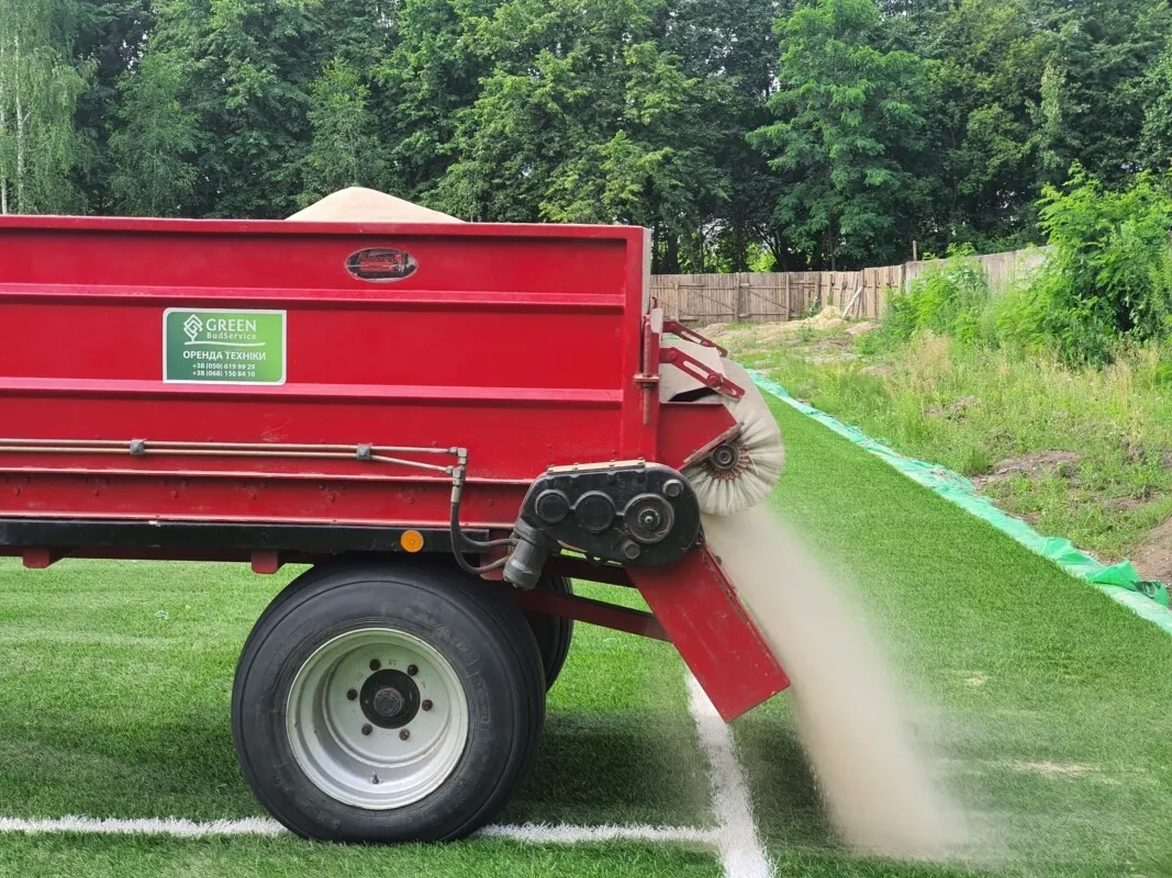 Причіпний піскувач на газонних шинах REDEXIM Charterhouse Rink 1520