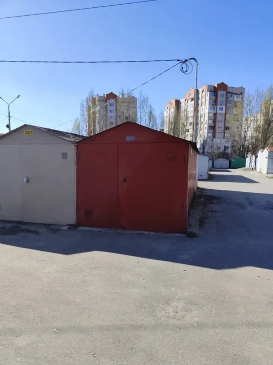 Надійний металевий гараж під охороною