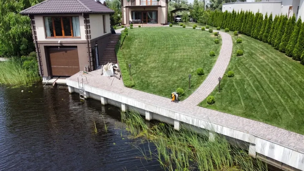 Зміцнення берега бетоном, бетонний шпунт, палі та плити