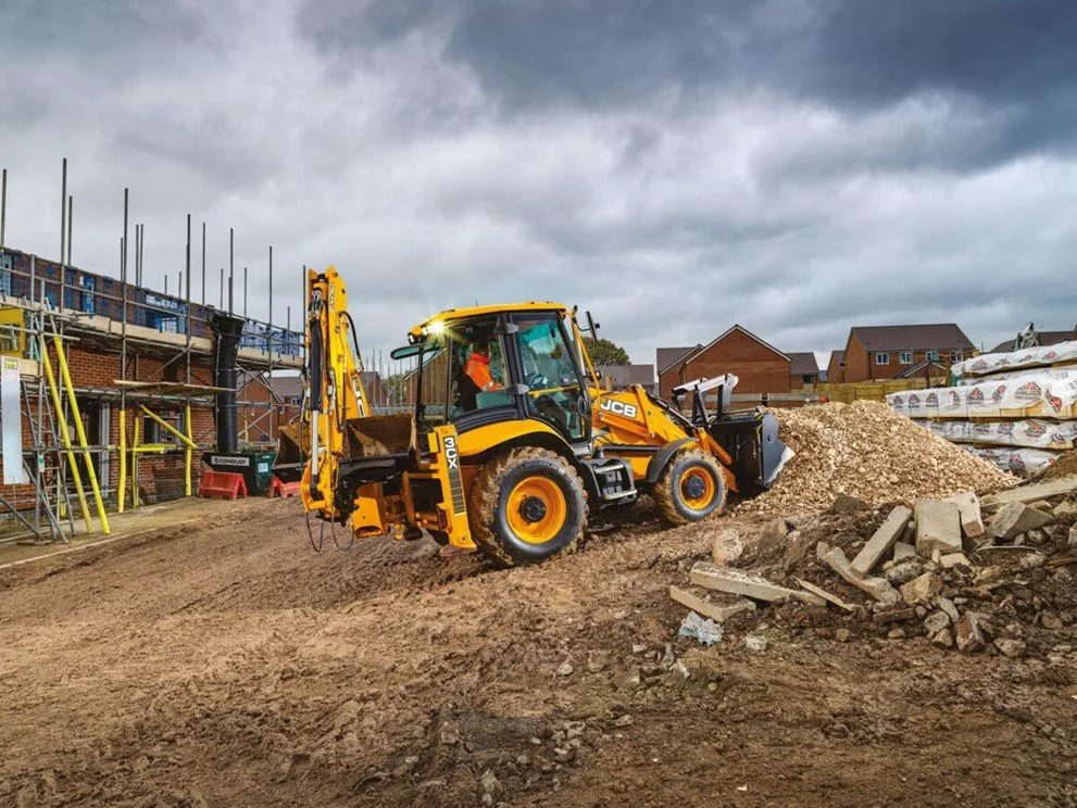 Екскаватор-навантажувач JCB ЗСХ з навісним обладнанням гідромолотом