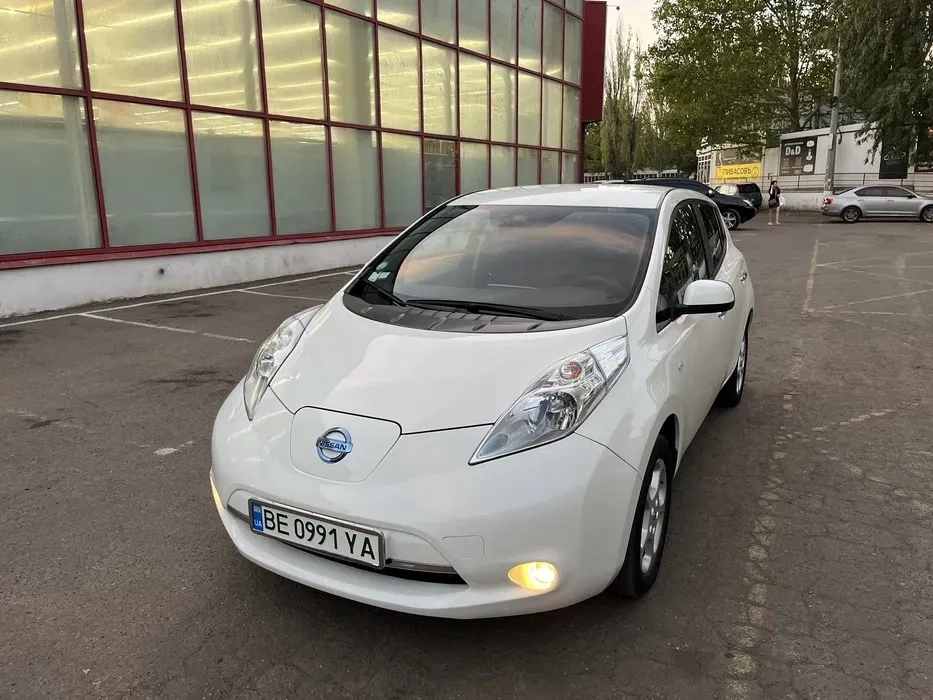 Авто Nissan Leaf 2016 год