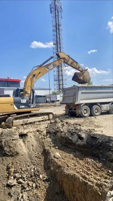 Гусеничний екскаватор з ковшом 1,5 м3