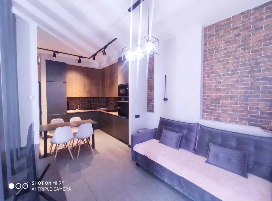 Вільно! Тераса з панорамою на гори. Сам центр