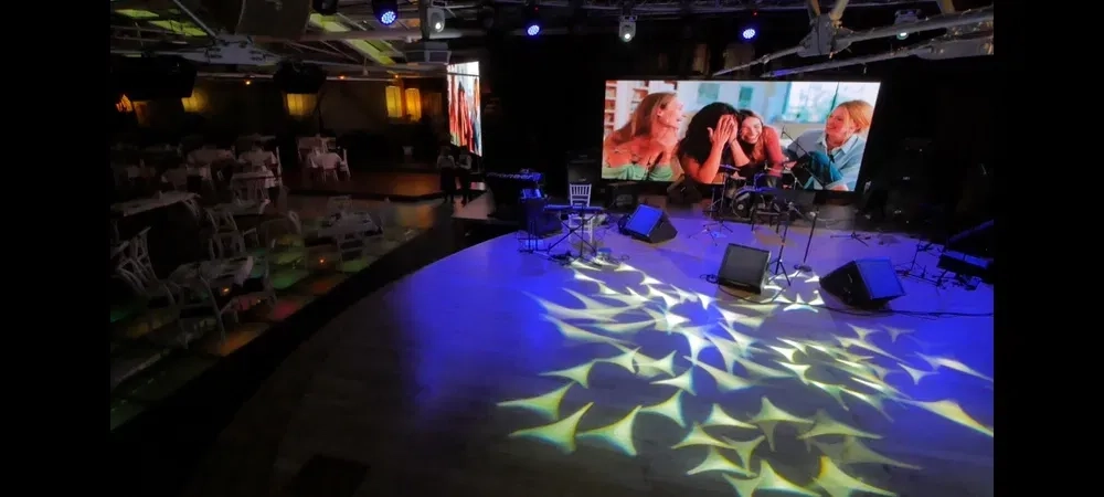 Операторський кран з оператором та камерою.