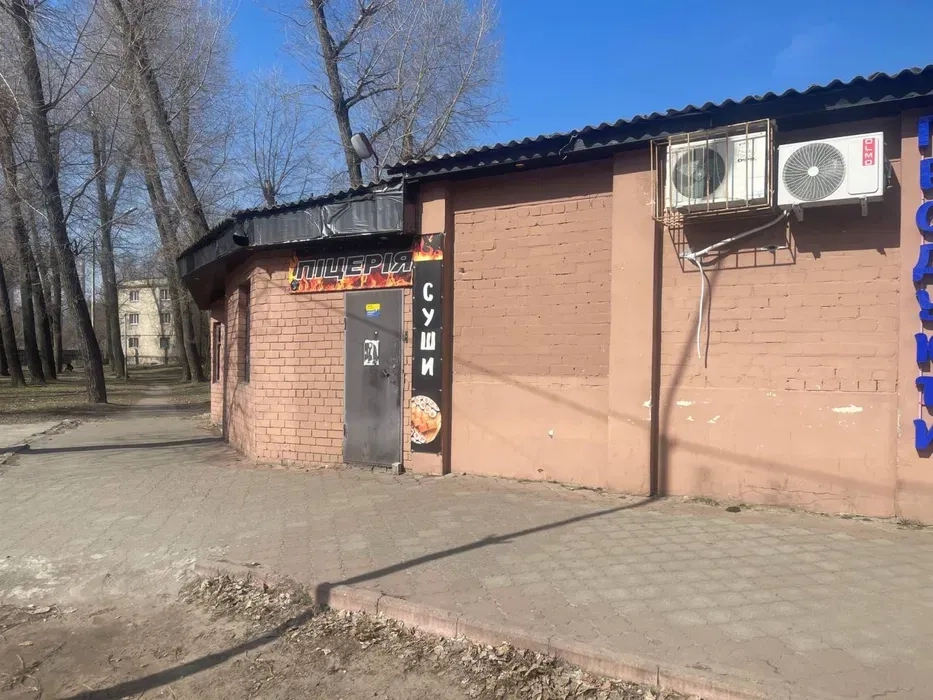 Приміщення під будь-який вид діяльності, Червона Лінія