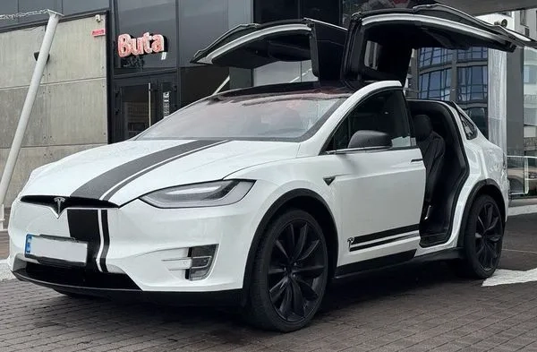 001 Tesla Model X біла на весілля