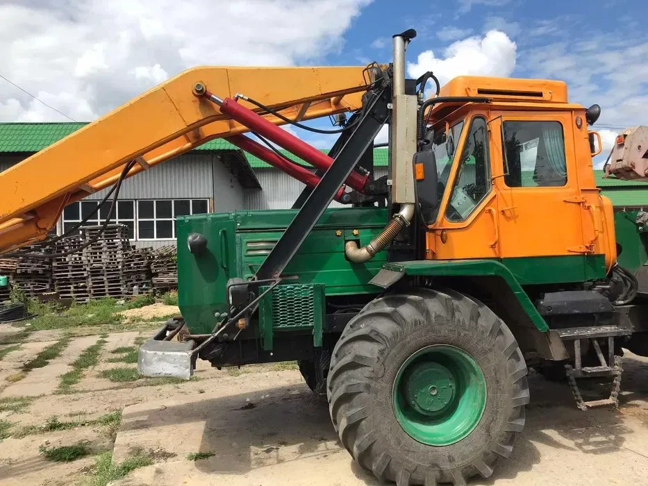 Трактор Т-150 БКУ (с буровой крановой установкой)