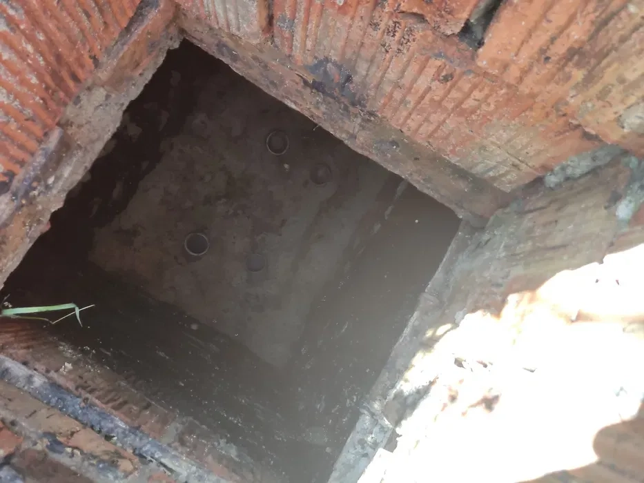 Чищення вигрібної ями Чищення зливної ями Ілосос Чистка септика Мулосос