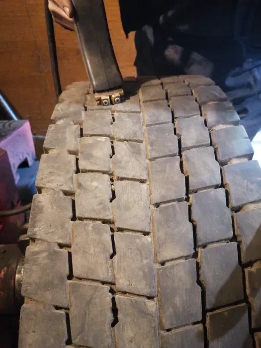 Нарізка протектора вантажних шин . Шиномонтаж TIR .