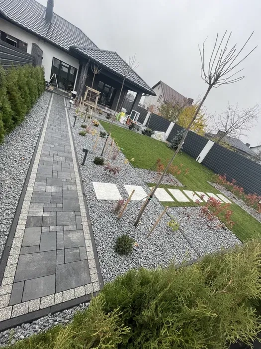 Укладання бруківки , водовідведення та благоустрій території