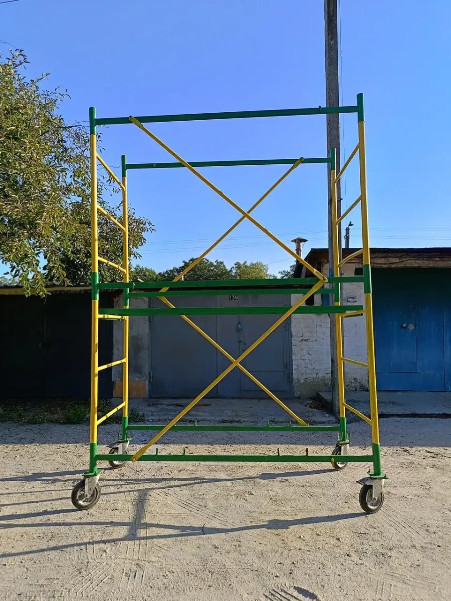 Універсальна вишка тура на колесах