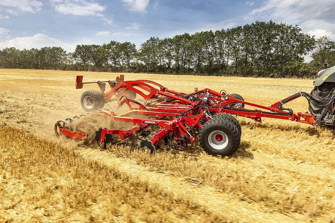 Дискова борона HORSCH JOKER разом із ТРАКТОРОМ колісним John Deere 8370R