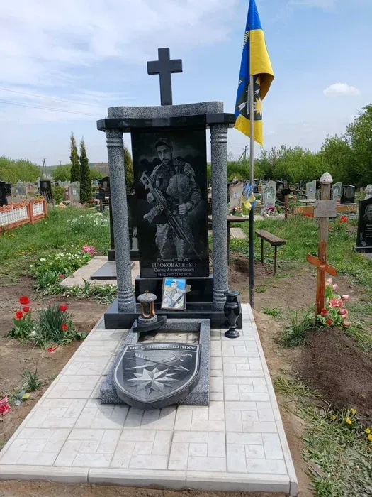 Гранитные памятники.Кресты,надгробья.