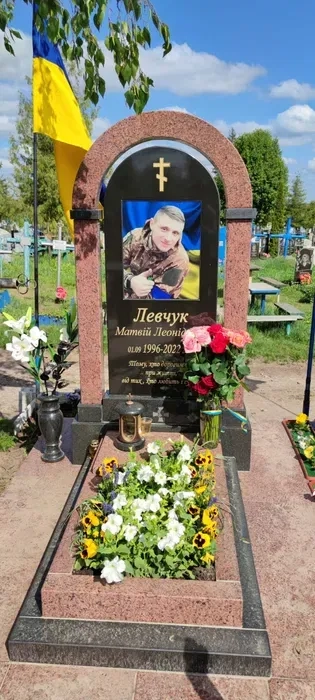 Гранитные памятники.Кресты,надгробья.