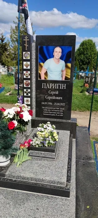 Гранитные памятники.Кресты,надгробья.