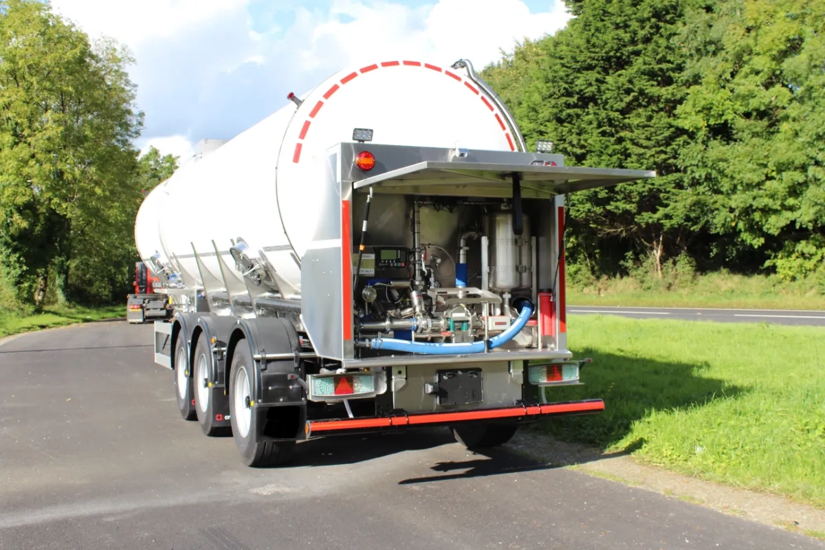 Автомобільна цистерна для перевезення молока. Безпечна та зручна.