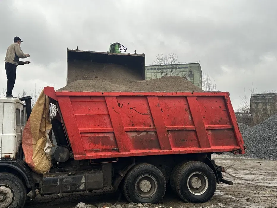 Вивіз побутового, будівельного сміття , землі, хламу