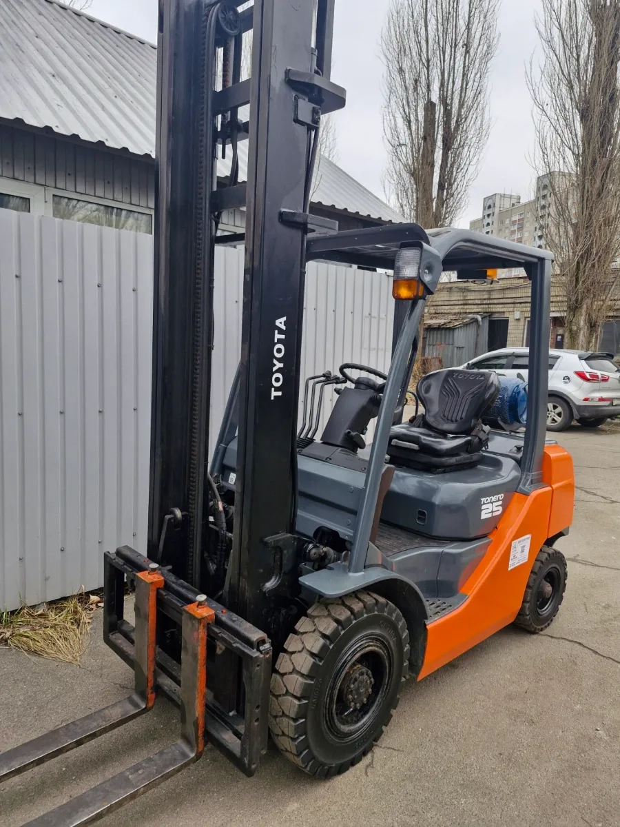 Навантажувач TOYOTA  02-8FGF25 