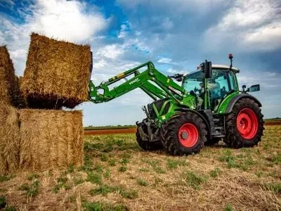 Послуги трактора для ведення сільськогосподарських робіт.