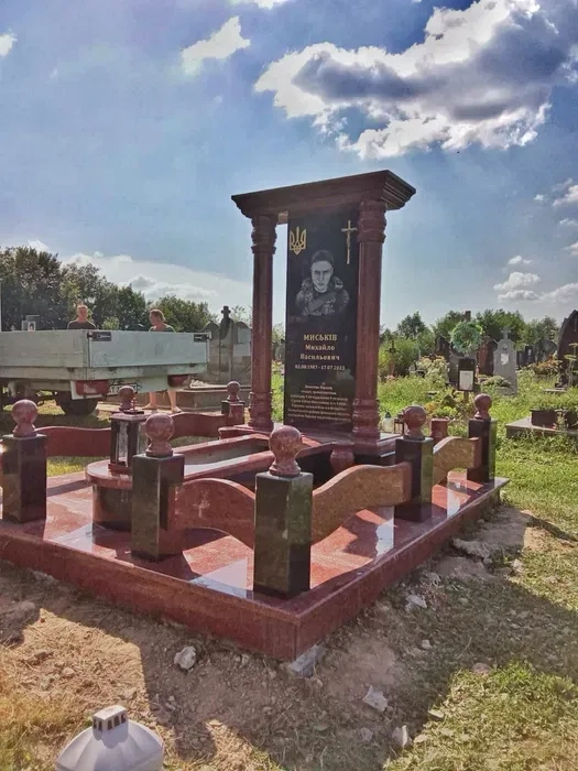 Памʼятники військовим, воєнні памʼятники, гранітні памʼятники, мармур