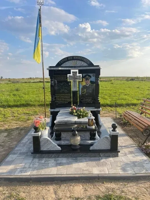 Памʼятники військовим, воєнні памʼятники, гранітні памʼятники, мармур