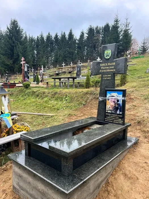 Памʼятники військовим, воєнні памʼятники, гранітні памʼятники, мармур