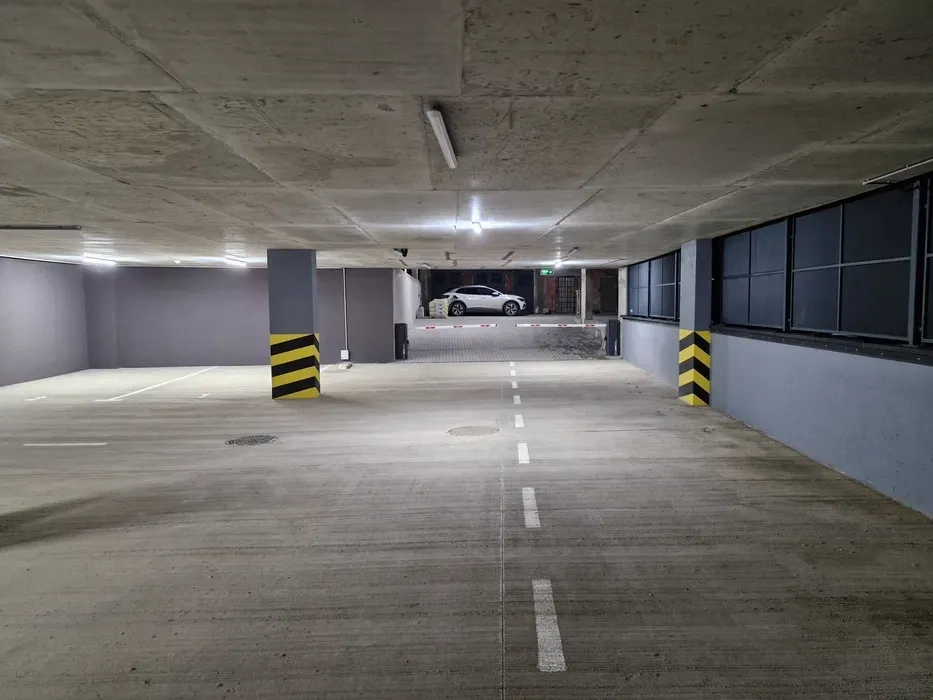 Паркомісце на 1-поверсі в паркінгу ЖК Крістал.