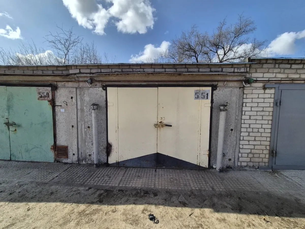 Гараж для зберігання авто або інструментів