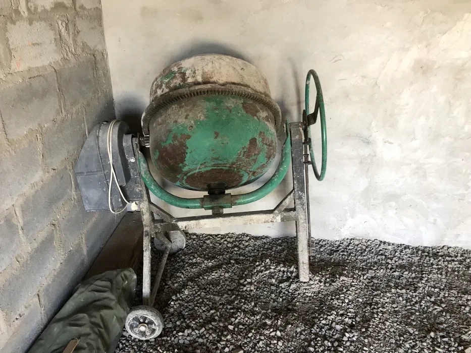 Бетонозмішувач Професійний: Готовий До Роботи. Гарантія Якості!