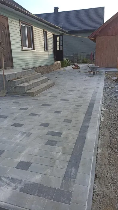 Професійне укладання бруківки та тротуарної плитки: якість та надійність на довгі роки