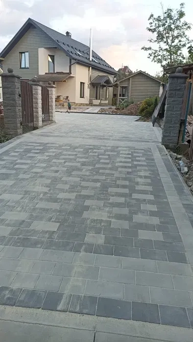 Професійне укладання бруківки та тротуарної плитки: якість та надійність на довгі роки