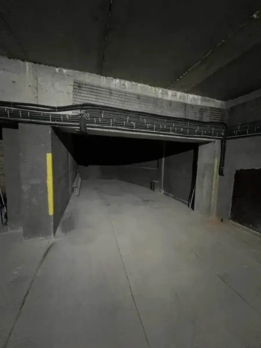 Місце на паркінгу поруч з будинком