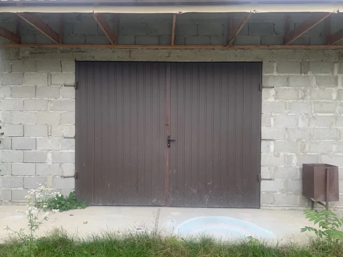 Новий гараж: з витяжками та металевими воротами