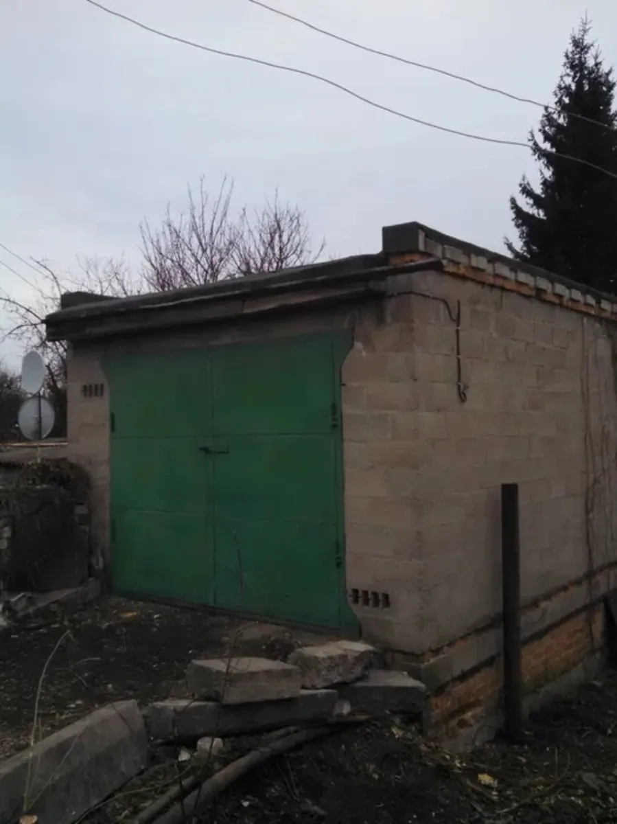 Цегляний гараж для авто або зберігання з зручним заїздом