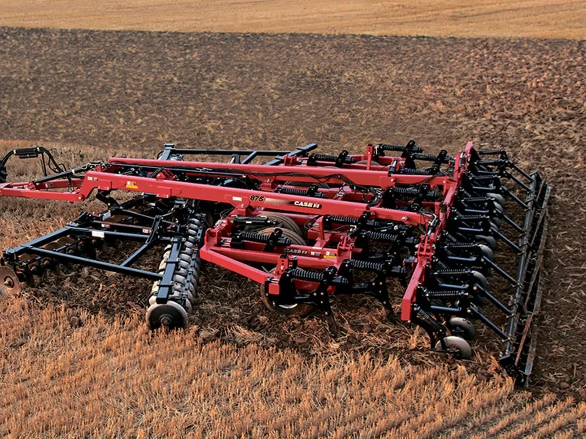 Глибокорозпушувач Case ІН Ecolo Tiger разом із ТРАКТОРОМ колісним John Deere 8370R