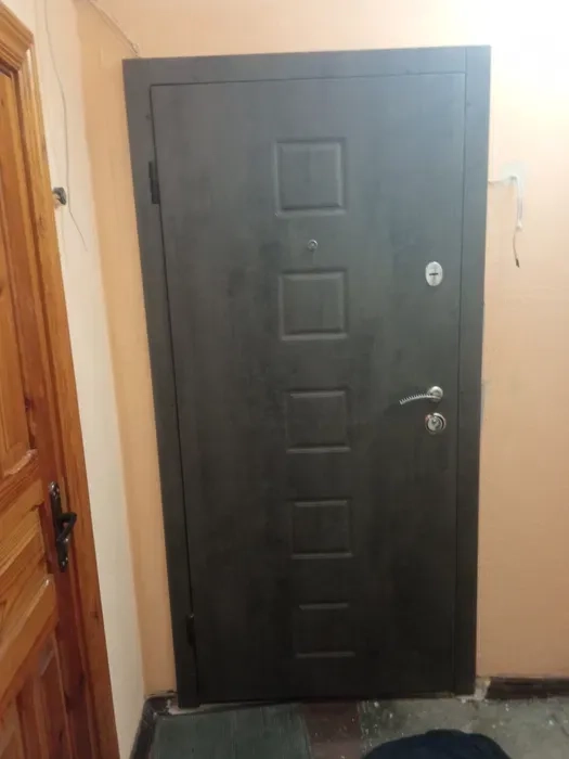 Професійний ремонт металевих дверей та заміна замків.
