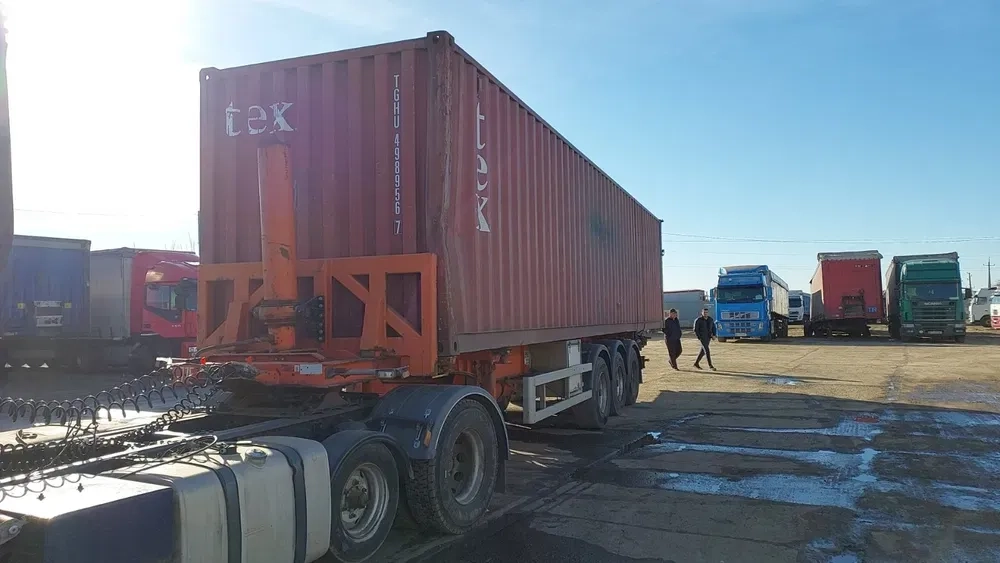 Контейнеровоз самоскид