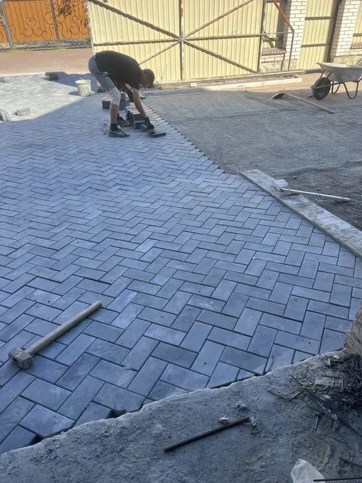 Укладання тротуарної плитки, борту, укладка бруківки.