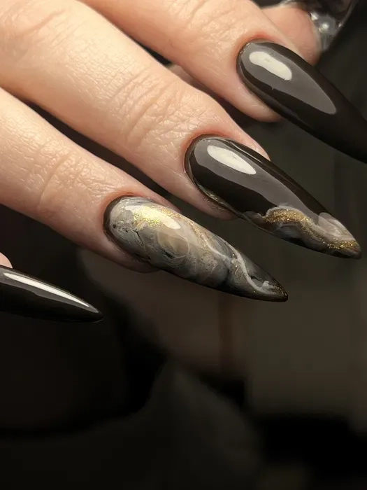 Професійний манікюр та якісне нарощування нігтів для бездоганного образу