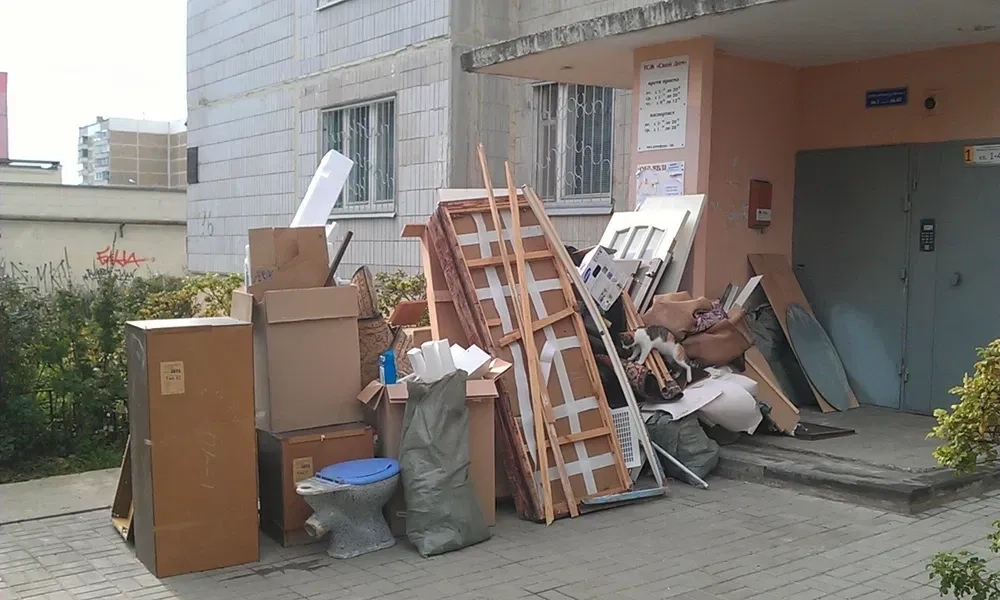 Вивезення будівельного сміття, старих меблів та непотребу з подальшою утилізацією.