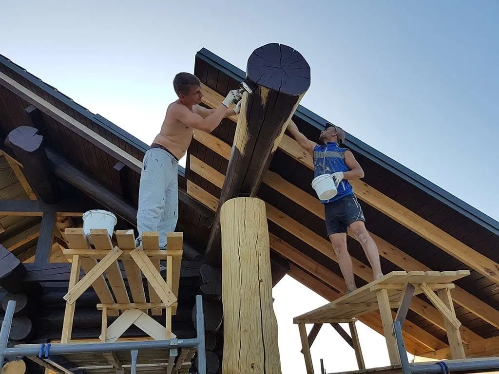 Фарбування зовнішніх стін зрубу