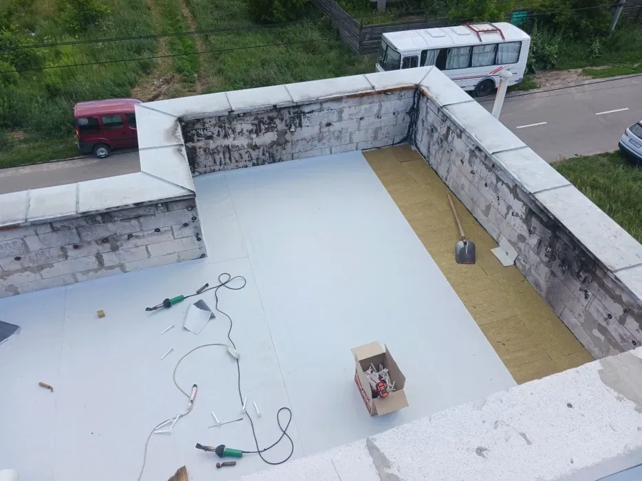 Покрівельні Роботи з ПВХ Мембраною. Найвища Якість та Герметичність Плоских Дахів!